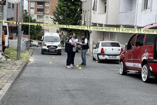 Küçükçekmece’de, bir şahıs ağabeyi ve yengesini tartışma sırasında silahla vurarak yaraladı. Polis, araçla kaçan şüpheliyi yakalamak için geniş çaplı çalışma başlatırken yaralılar hastaneye kaldırıldı. 