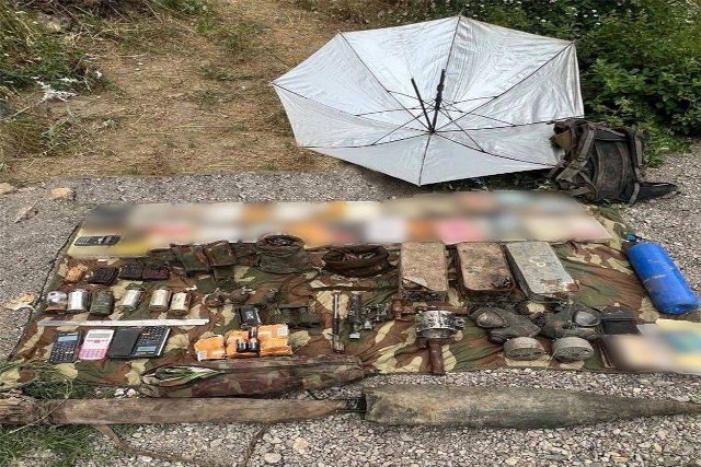Milli Savunma Bakanlığı, Pençe Yıldırım Harekatı bölgesinde yer alan bir mağarada PKK'lı teröristlerin kullanmış olduğu birçok silah, mühimmat ve yaşam malzemesinin ele geçirildiğini duyurdu.