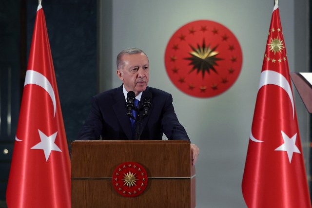 Cumhurbaşkanı Recep Tayyip Erdoğan, Kabine Toplantısı'nın ardından yaptığı açıklamada, Cumhurbaşkanlığı Külliyesi'nde gerçekleşen ve 8 saat süren toplantının sonuçları hakkında konuştu. Erdoğan, asgari ücret görüşmelerinin yapıcı bir şekilde ilerlediğini vurgulayarak, "Tüm tarafların içine sinecek hayırlı bir seviyede olacak" ifadelerini kullandı.