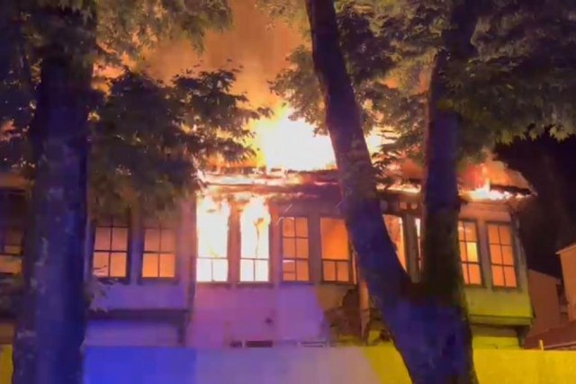 Bursa'nın İnegöl ilçesi Cuma Mahallesi'nde bulunan 2 katlı ahşap tarihi binada gece saatlerinde çıkan yangın korkuttu. 