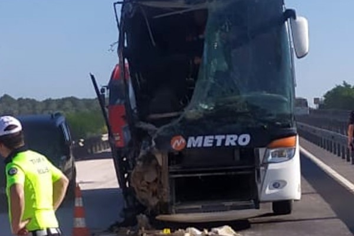 Manisa'nın Akhisar ilçesinde, İzmir-İstanbul devlet karayolu üzerinde seyreden bir yolcu otobüsü, önünde seyreden bir kamyona arkadan çarptı. Kazada, 1'i ağır olmak üzere toplamda 14 kişi yaralandı.