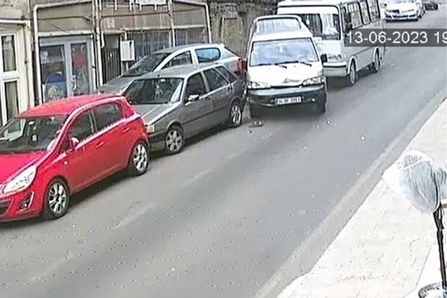 Süleymanpaşa ilçesi, Tekirdağ'da, iddiaya göre freni boşalan bir minibüs, yokuş aşağı hareket ederken park halindeki araçlara çarparak durabildi. Faciadan son anda kurtulan bu olay, çevredeki güvenlik kameralarına anlık olarak yansıdı.