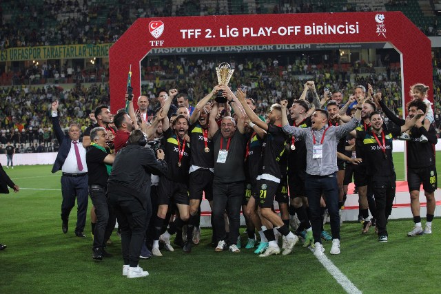 Konya'da gerçekleşen TFF 2. Lig Play-off Final müsabakasında, Şanlıurfaspor, Bucaspor 1928'i 3-0 yenerek Spor Toto 1. Lig'e yükseldi. Maçın ardından düzenlenen törende Şanlıurfaspor, kupasını aldı.