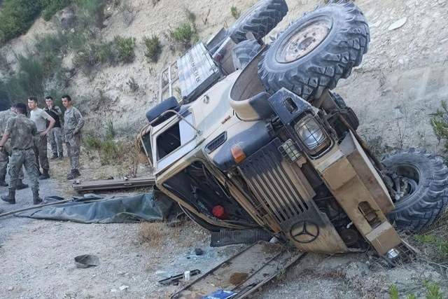 Yayladağı ilçesinde sınır hattında devriye görevinde bulunan bir askeri araç devrildi ve olayda 4 asker hafif şekilde yaralandı.
