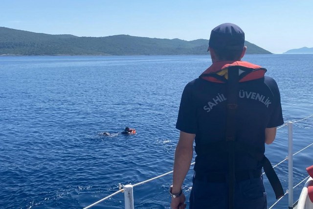 Aydın’ın Kuşadası ilçesi açıklarında bir düzensiz göçmen Yunanistan'ın Sisam Adası’na yüzerek geçmeye çalışırken yakalandı. 