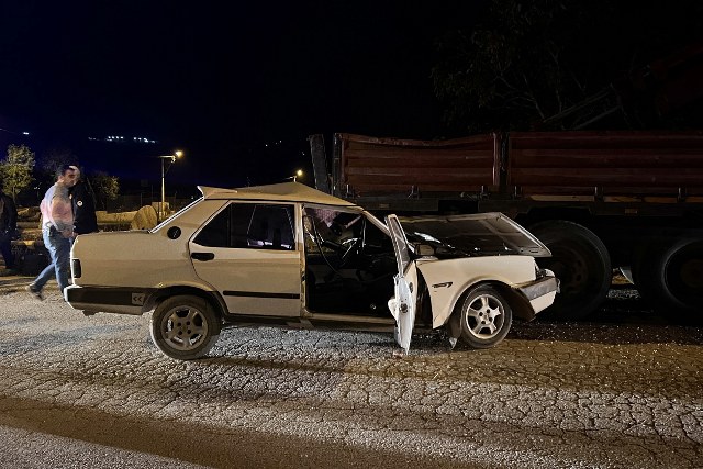Kaynarca ilçesinde, sürücüsünün kontrolünden çıkan bir otomobil, park halindeki bir kamyona çarparak büyük bir etkiyle saplandı. Kazada hurdaya dönen otomobilde yaralanan sürücü, sıkıştığı yerden itfaiye ekipleri tarafından kurtarıldı.