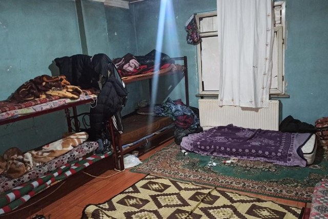 Ülkemize yasa dışı yollarla gelen düzensiz göçmenlere yönelik İstanbul'un Tuzla ilçesinde yürütülen operasyonda, Orta Doğu ve Asya kökenli 40 kişi yakalandı, evini bu kişilere kiraya veren bir ev sahibi ise gözaltına alındı.