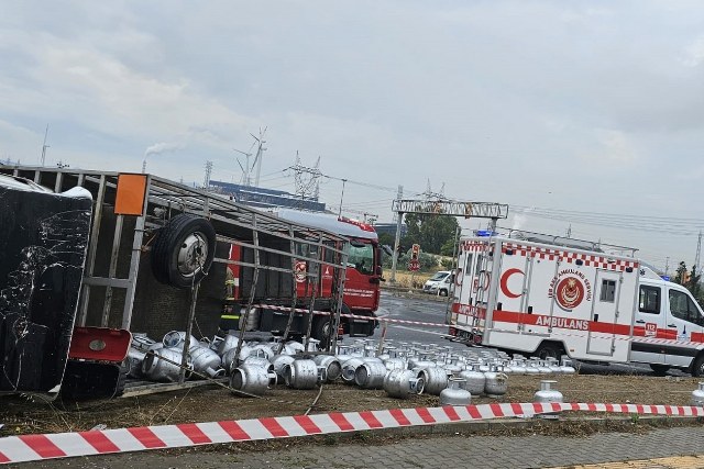 Aliağa ilçesinde meydana gelen bir trafik kazasında, tüp kamyonu ile tırın çarpışması sonucunda büyük bir faciadan dönüldü. Kazada, yola savrulan onlarca dolu tüpün olmasıyla birlikte yol trafiğe kapatıldı. 1 kişi yaralandı
