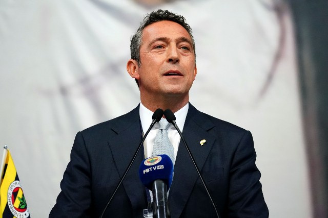 Fenerbahçe Başkanı Ali Koç, adayların en kısa sürede adaylıklarını açıklamalarını isterken, "El ele kol kola seçime gidelim. Bütün camialara demokrasi dersi verelim. En sağlıklı seçim nasıl yapılacağını Fenerbahçe’nin ne kadar yararlandığını dünyaya gösterelim" ifadelerini kullandı.