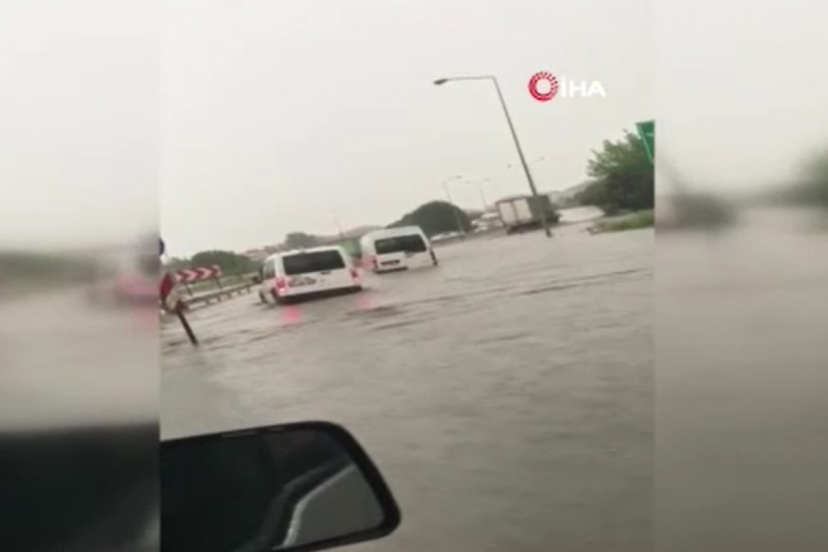 Sağanak yağış Bursa'da da hayatı felç etti. Otoparklar şelaleye, yollar göle döndü. Fırtınada ağaçlar devrildi, alışveriş merkezlerini su bastı.