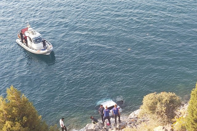 Van’ın Gevaş ilçesinde otomobilin göle uçması sonucunda bayram için memleketi Van'a gelen 2 kardeş hayatını kaybetti.