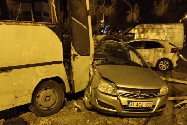 Hatay'da işçi servisi ile otomobilin çarpışması sonucu meydana gelen kazada 1 kişi hayatını kaybetti, 25 kişi yaralandı.