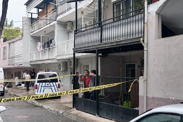 İzmir Bayraklı'da dört kişinin bir evde cesetleri parçalara ayrılmış vaziyette derin dondurucuda bulundu. Dört kişinin de Türkmenistan uyruklu olduğu ve üçünün kadın olduğu bildirildi. Şüpheli hala aranıyor.