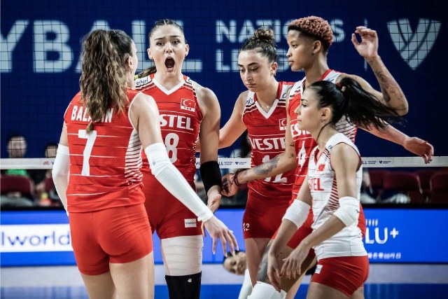 A Milli Kadın Voleybol Takımı, FIVB Voleybol Milletler Ligi’nin ikinci ayağı olan Hong Kong'da  bir zafer daha kazandı. Filenin Sultanları, oynadığı dördüncü maçında Dominik Cumhuriyeti’ni 3-1 mağlup ederek altıncı galibiyetini aldı. yarı final