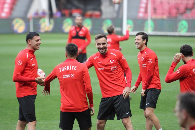 Türkiye A Milli Futbol Takımı yarın gerçekleşecek olan Galler maçı hazırlıklarını 19 Mayıs Stadyumu’nda yaptığı son taktik antrenmanı ile tamamladı.