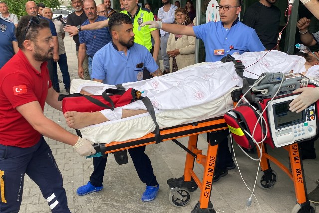 Konya'nın Kulu ilçesinde sözlü tartışma bıçaklı kavgaya dönüşünce bir kişi göğsünden bıçaklanarak yaralandı. Yaralı hava ambulansıyla Konya'ya sevk edildi.