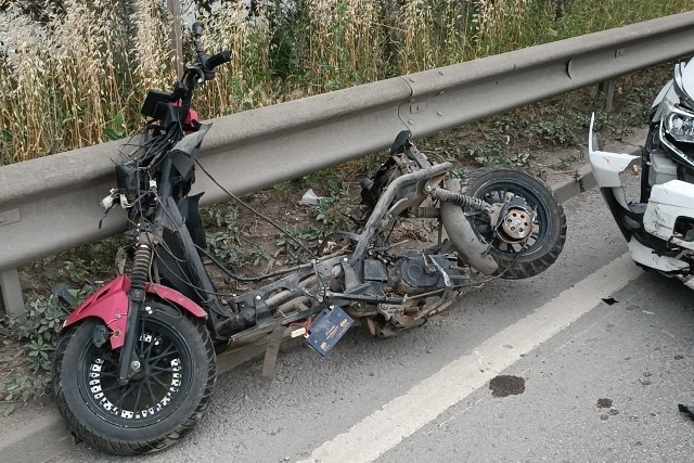 Kocaeli’nin Gebze ilçesinde motosikletin kontrolden çıkıp bariyerlere çarpması sonucu meydana gelen kazada motosiklet sürücüsü ile yolcu olarak bulunan kişi yaralanırken sürücünün durumunun ağır olduğu bildirildi.
