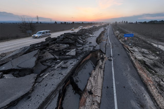 Hatay’ın Antakya ilçesinde 6 Şubat depremlerinde 4 metreyi bulan kırılmaların olduğu Reyhanlı yolunda yenileme çalışmaları başladı.