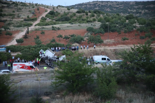 Gaziantep'te meydana gelen otomobil, tır ve minibüsün karıştığı zincirleme trafik kazasında 3 kişi hayatını kaybederken, 3'ü ağır 5 kişi de yaralandı.