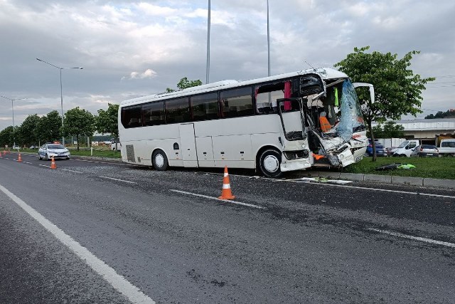 Kütahya'nın Tavşanlı ilçesinde aynı istikamete gitmekte olan iki işçi servisi otobüsün çarpışması sonucu meydana gelen trafik kazasında 11 kişi yaralandı.