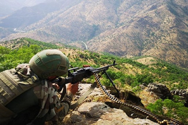 İçişleri Bakanı Ali Yerlikaya, Hakkari'nin Yüksekova kırsalında tespit edilen 3 teröristin, gerçekleştirilen 'Şehit Polis Memuru Burak Derya Operasyonu' kapsamında etkisiz hale getirildiğini duyurdu.