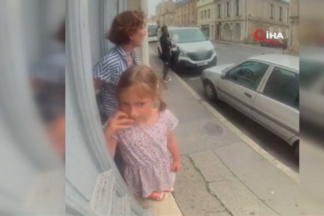 Fransa’nın Bordeaux şehrinde yaşlı kadın ve torunu Afrika asıllı olduğu öğrenilen bir mülteci tarafından evlerinin önünde darp edildi.