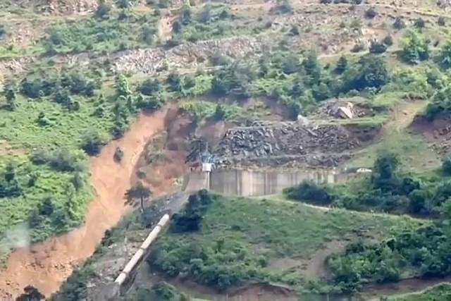 Bolu'da etkili olan kuvvetli yağış Mudurnu ilçesinde iki farklı noktada heyelana sebep oldu. Taşan dereler sebebiyle bazı yollar balçıkla kaplandı, vatandaşların ekili arazileri zarar gördü. Öte yandan, Mudurnu-Taşkesti bağlantı yolundaki heyelan anı saniye saniye kaydedildi. 