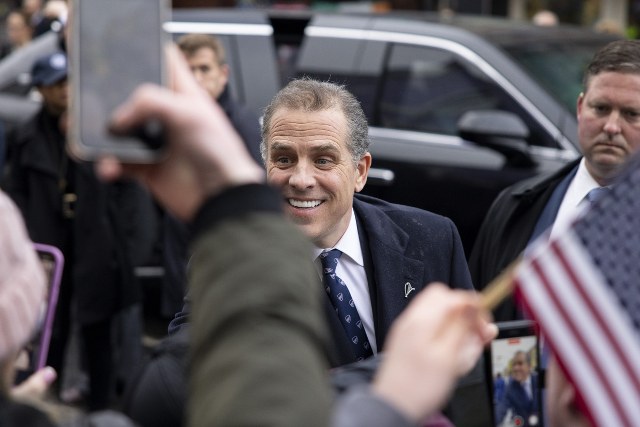ABD Başkanı Joe Biden'ın oğlu Hunter Biden, ABD’nin Delaware Bölge Mahkemesi’ndeki duruşmada, gelir vergilerini kasten ödememekle ilgili iki suçlamayı kabul etti. Ayrıca yasadışı silah bulundurma suçlamasıyla ilgili mahkemeyle anlaşmaya vardı.