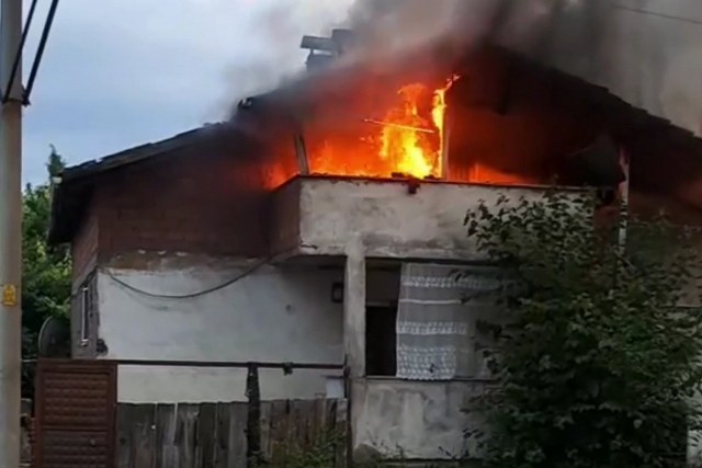 Karabük'te bir evin çatı katında bilinmeyen nedenle yangın çıktı. Yangın büyümeden söndürüldü.