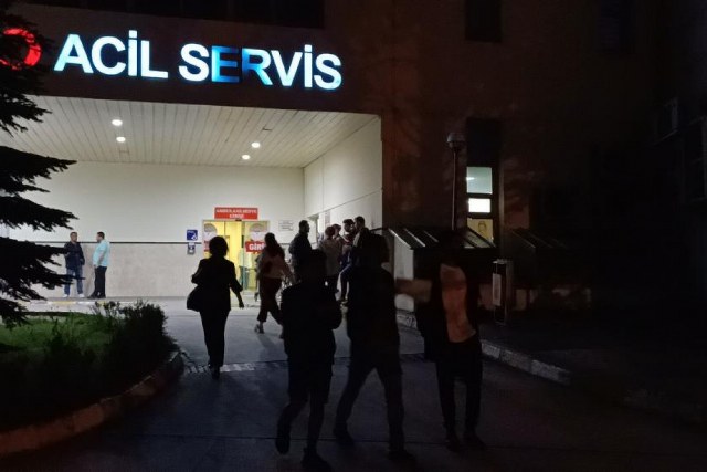Bolu'daki İzzet Baysal Caddesi'nde yeni açılan bir tavuk döner dükkanında yemek yiyen 21 kişi, bulantı, karın ağrısı ve ishal gibi şikayetlerle hastaneye başvurdu.