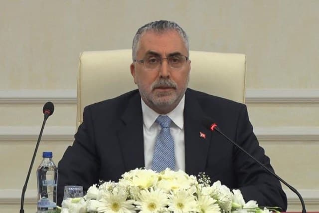Çalışma ve Sosyal Güvenlik Bakanı Vedat Işıkhan, memur ve emekli maaşlarına yönelik düzenleme hakkında, "Hedefimiz paydaşlarımızı memnun edecek bir düzenleme yapmak. Hazine ve Maliye Bakanlığımızla birlikte çalışıyoruz" dedi.