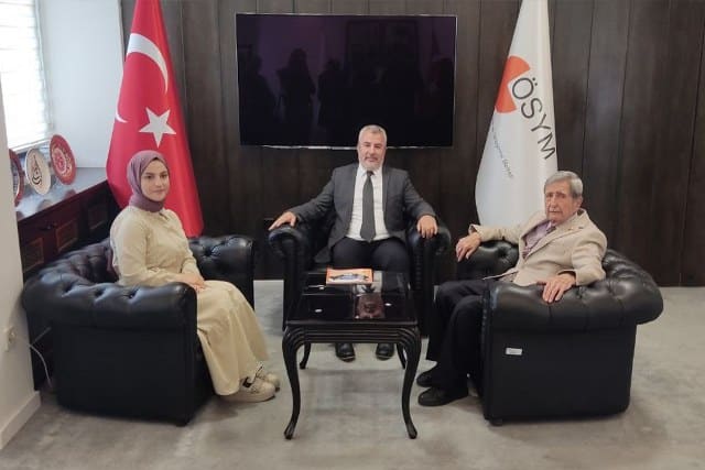 Yükseköğretim Kurumları Sınavı'na giren (2023-YKS) 89 yaşındaki en yaşlı aday Müfit Öner ve 15 yaşındaki en genç aday Sümeyye Gümüş  Ölçme, Seçme ve Yerleştirme Merkezi (ÖSYM) Başkanı Bayram Ali Ersoy ile başkanlıkta bir araya geldi.