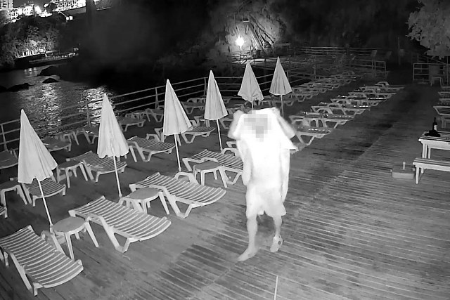 Antalya'da ücretsiz halk plajına gece saatlerinde elinde alkol şişesi ile gelen bir kişi yüzünü havluyla gizledi ve güvenlik kamerası önünde dans etti. Ardından onlarca plaj şemsiyesini denize attı.
