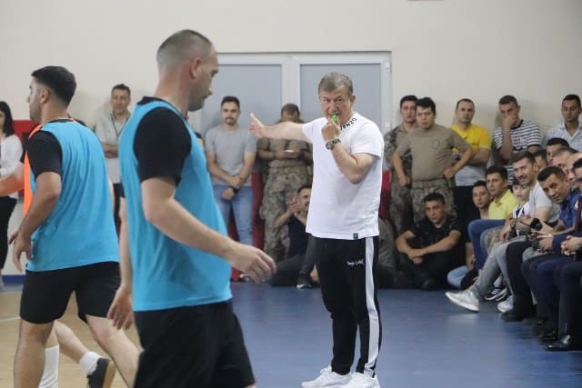 Samsun İl Emniyet Müdürlüğü tarafından organize edilen futbol turnuvasının yarı final maçında, eski Avrupa Gol Kralı Tanju Çolak, hakem olarak görev aldı.