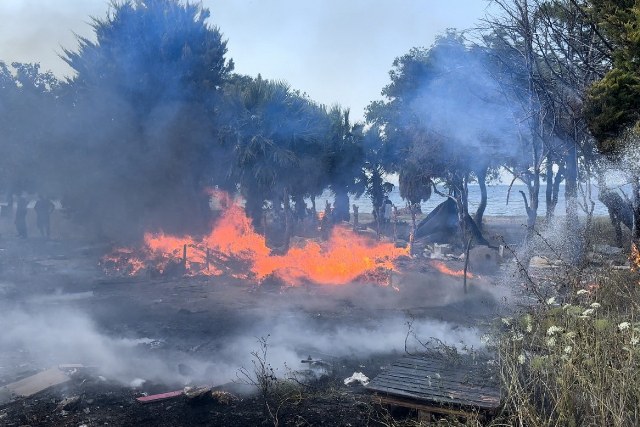 Aydın’ın Kuşadası ilçesinde ünlü bir gece kulübünün yanındaki arazide denize 50 metre uzaklıkta ot yangını çıktı. Sabotaj ihtimali üzerinde durulduğu bildirildi.