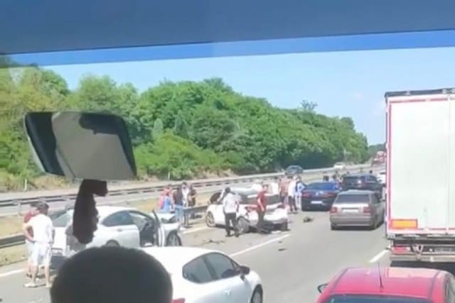 Sakarya'da Anadolu Otoyolu üzerinde meydana gelen zincirleme kazada 5 araç birbirine karışarak 9 kişi yaralandı. Kurban Bayramı tatili sebebiyle yola çıkan vatandaşlar, otoyolda yoğunluk oluşturdu ve güzergahta kilometrelerce araç kuyruğu meydana geldi.