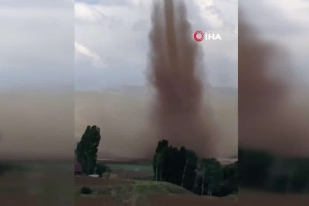 Bitlis’in Ahlat ilçesinde fırtına sonrası çıkan hortum panik yarattı. Metrelerce yükseklikte aniden beliren hortum cep telefonu kameralarına yansıdı.