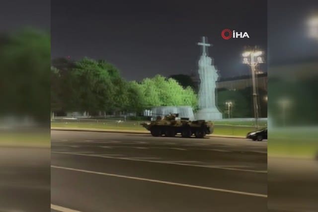 Rus ordusunun yöneticilerine karşı büyük bir savaşın içine girdiklerini duyurdu. Sert açıklama sonrası zırhlı araçlar sokaklara inerken, Rostov'da, Rus askeri karargahı olarak tanımlanan bir binanın k