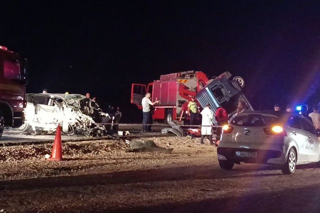 Gaziantep'te gerçekleşen trafik kazasında, birbirine kafa kafaya çarpan iki araçta bulunan toplam 6 kişi hayatını kaybetti, 1 kişi de yaralandı.