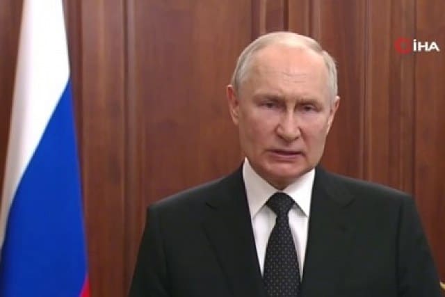 Rusya Devlet Başkanı Vladimir Putin, paralı asker grubu Wagner'in başlattığı darbe girişiminin ardından ilk açıklamasını yaptı. Wagner'in darbe girişimini "silahlı isyan" olarak nitelendiren Putin, " Eylemlerimiz çok sert olacak; Rus ordusu gereken emirleri aldı" dedi.