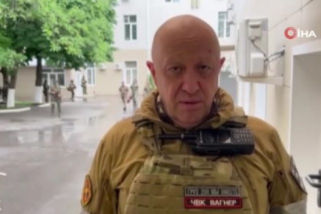 Wagner, Rostov-Na-Donu'daki Rus Güney Askeri Bölge Karargah binasını kuşattı. Rusya Savunma Bakan Yardımcısı Yunus-Bek Yevkurov ve Genelkurmay Başkan Yardımcısı Vladimir Alekseev ile görüşen Prigojin, “Genelkurmay Başkanı Valery Gerasimov ve Rusya Savunma Bakanı Şoygu'yu buraya istiyoruz. Gelmezlerse burada olacağız. Rostov şehrini ablukaya alıp Moskova'ya doğru yola çıkacağız” ifadelerini kullandı. PUTİN