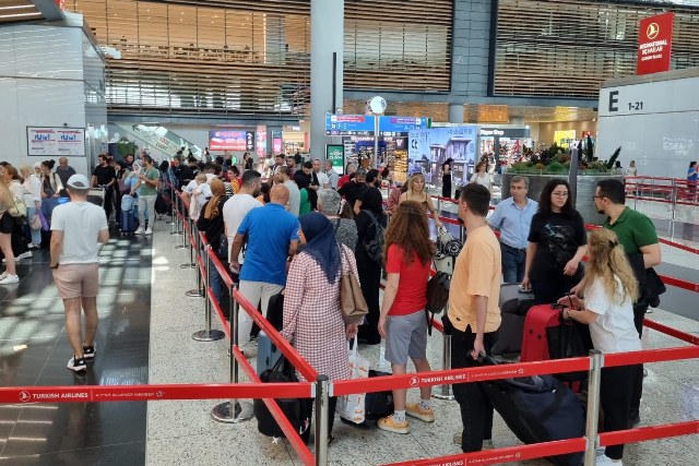 Kurban Bayramı’na sayılı günler kala vatandaşlar günün erken saatlerinden itibaren İstanbul Havalimanı’nda yoğunluk oluşturdu. İstanbul Havalimanı’ndan bugün için bin 510 sefer düzenleneceği belirtilirken 251 bin 737 yolcu bu seferlerde seyahat etmiş olacak.