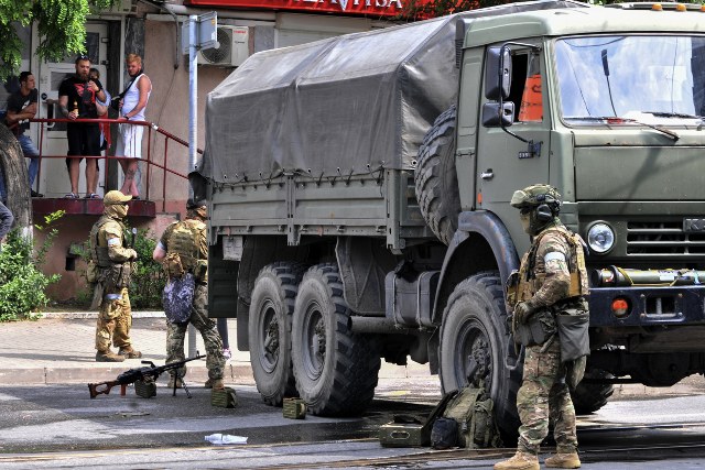Rus paralı asker grubu Wagner, Ukrayna savaşında kritik öneme sahip Rostov bölgesindeki birçok noktaya zırhlı araçlarını konuşlandırdıktan kısa bir süre sonra Wagner’in lideri Evgeny Prigojin, “Bir kişiyi bile öldürmedik, tek kurşun atmadan Rostov’u aldık” açıklamasında bulundu.