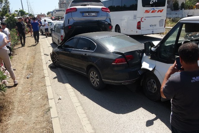 Hatay’da 7 aracın birbirine girdiği kazada bir cip otomobilin üstüne çıktı. Cipin otomobilin üzerindeki görüntüsü görenleri şaşırttı. 
