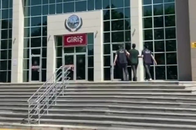 Tekirdağ'da, PKK/KCK Silahlı Terör Örgütü'ne üye olma suçundan yakalanan bir kişi, çıkarıldığı mahkeme tarafından tutuklandı.