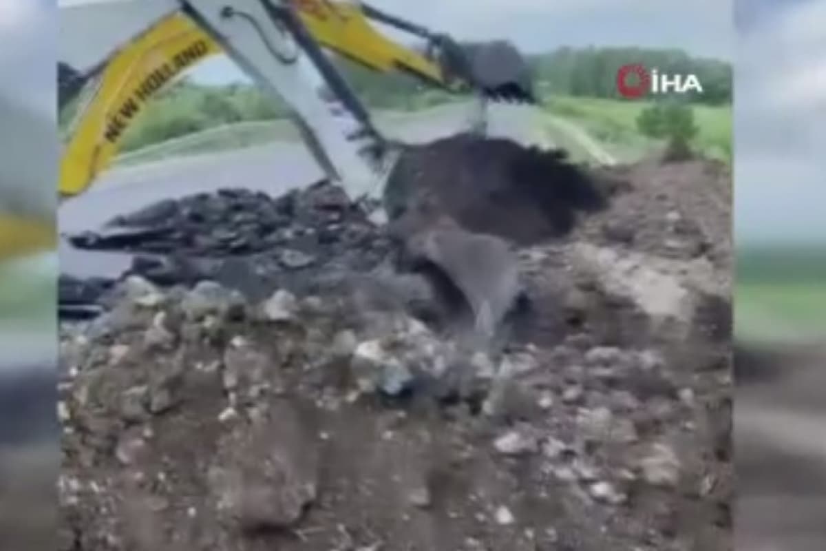 Rusya’da Wagner askerlerinin Moskova’ya doğru ilerlemesini engellemek için Rus birlikleri Lipetsk kentindeki yollara hendekler kazdı. Başkent Moskova’da da zırhlı araçlarla tedbirler alındı.