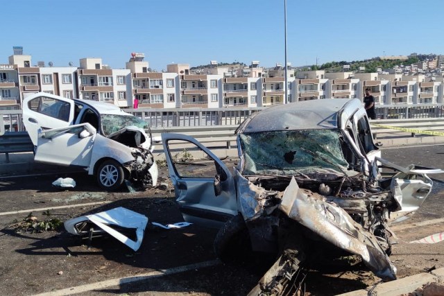 Şanlıurfa'da otomobil ile hafif ticari aracın çarpışması sonucu meydana gelen feci kazada 5 kişi yaralandı.