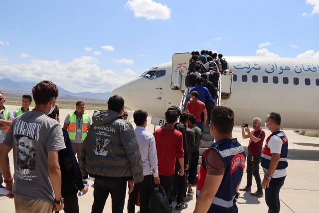 Türkiye'ye kaçak yollarla giren ve yakalanan Afganistan uyruklu 296 göçmen, Iğdır'dan uçakla ülkelerine gönderildi.