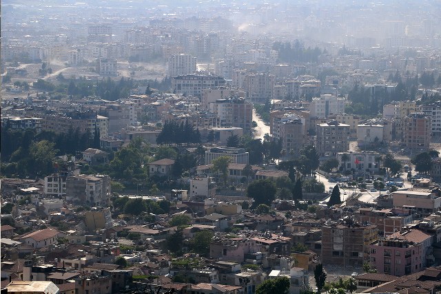 Depremin vurduğu Hatay’ın Antakya ilçesinde binaların yerlerini boş araziler alırken depremin izleri havadan görüntülendi.
