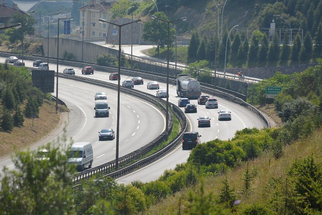 TEM Otoyolu Kocaeli geçişinde Kurban Bayramı öncesi pazar günü trafik akıcı seyrediyor.